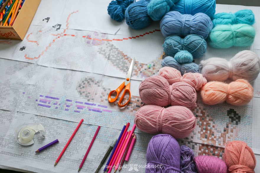 neulehame 2_tekoprosessia_lankoja ja ruutupiirros 1