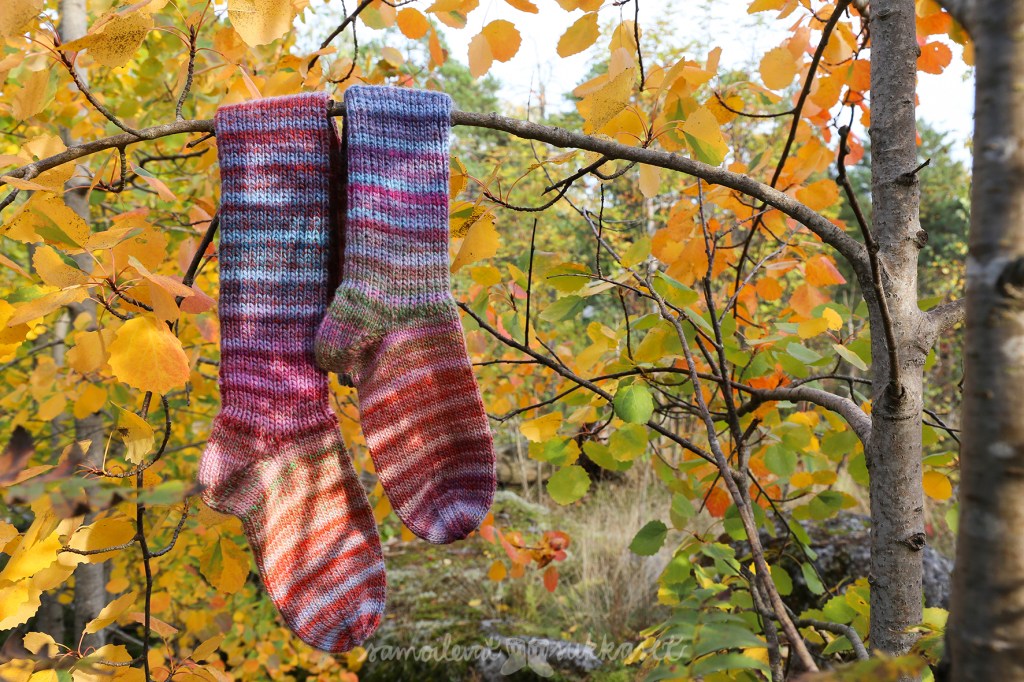 samoilevatsukkaset_neuleretkeily_polvisukat1